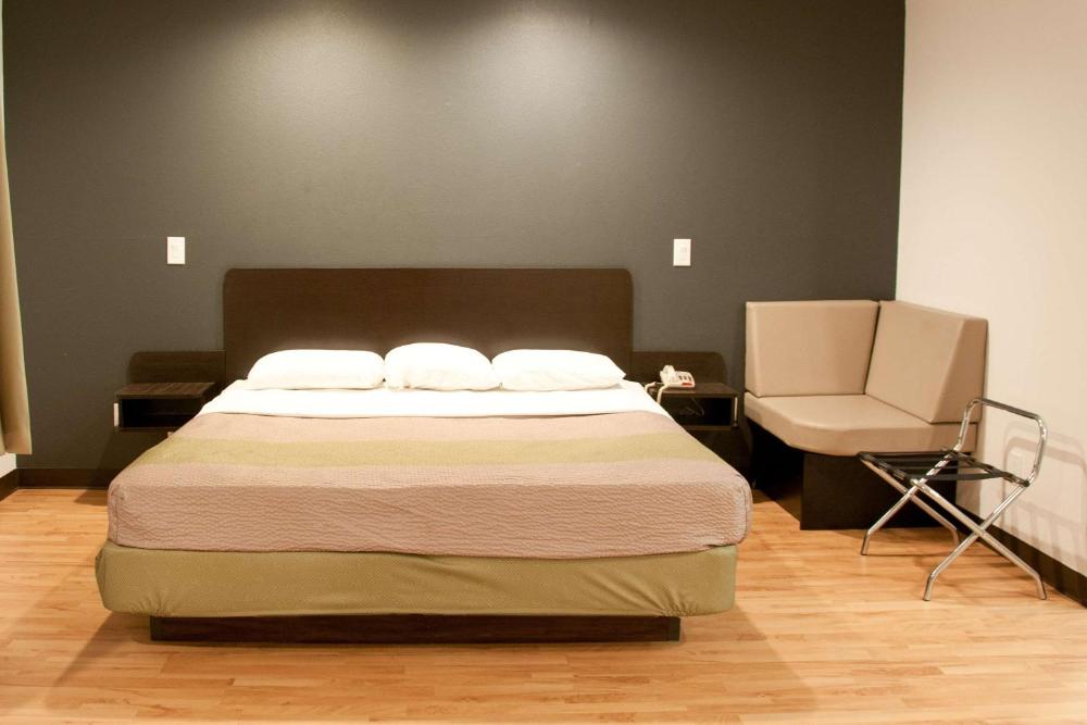 Deluxe Queen Room - Non-Smoking interior