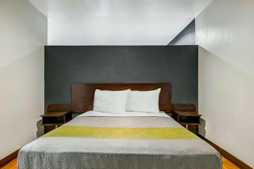 King Room - Non-Smoking interior